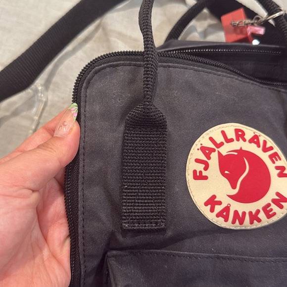 Fjällräven Kånken Mini Backpack - Black with Keychain - Picture 6 of 6